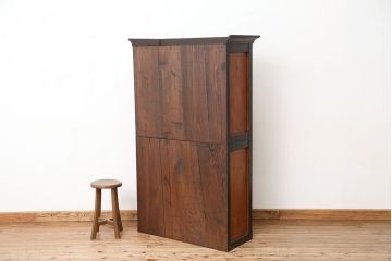 アンティーク家具　☆アンティーク　素敵なデザイン!古い木のモールガラス二段重ね収納棚(飾り棚、食器棚)