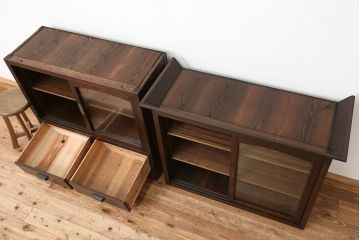 アンティーク家具　☆アンティーク　素敵なデザイン!古い木のモールガラス二段重ね収納棚(飾り棚、食器棚)