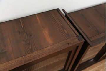 アンティーク家具　☆アンティーク　素敵なデザイン!古い木のモールガラス二段重ね収納棚(飾り棚、食器棚)