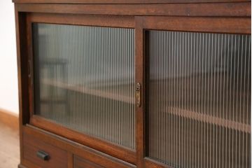 アンティーク家具　アンティーク　古い木のシンプルなモールガラス二段重ね収納棚(飾り棚、食器棚、陳列棚)