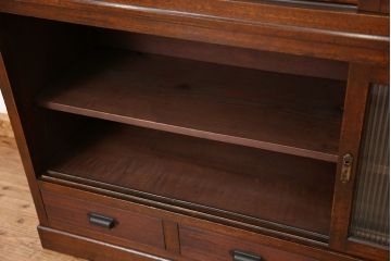 アンティーク家具　アンティーク　古い木のシンプルなモールガラス二段重ね収納棚(飾り棚、食器棚、陳列棚)