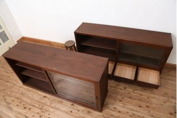 アンティーク家具　アンティーク　古い木のシンプルなモールガラス二段重ね収納棚(飾り棚、食器棚、陳列棚)