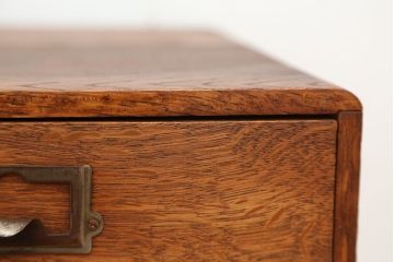 アンティーク家具　アンティーク　古いナラ材のネームプレート付き小引き出し
