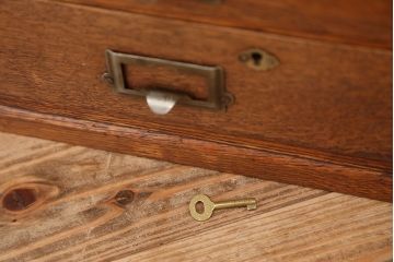 アンティーク家具　アンティーク　古いナラ材のネームプレート付き小引き出し