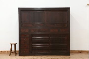 古民具・骨董　美品!モダンな昇り引き出し付き　2段重ね水屋箪笥