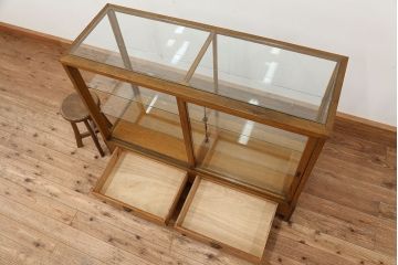 アンティーク家具　アンティーク　古い駄菓子屋の引き出し付きナラ材ガラスケース(飾り棚、ショーケース)