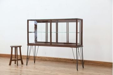 アンティーク家具　アンティーク　素敵なデザイン!鉄脚の薄型ガラスケース(飾り棚、ショーケース)