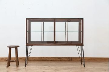 アンティーク家具　アンティーク　素敵なデザイン!鉄脚の薄型ガラスケース(飾り棚、ショーケース)