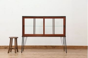 アンティーク家具　アンティーク　素敵なデザイン!鉄脚の薄型ガラスケース(飾り棚、ショーケース)