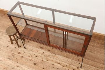 アンティーク家具　アンティーク　素敵なデザイン!鉄脚の薄型ガラスケース(飾り棚、ショーケース)