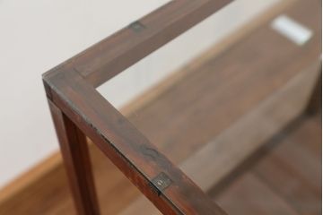 アンティーク家具　アンティーク　素敵なデザイン!鉄脚の薄型ガラスケース(飾り棚、ショーケース)