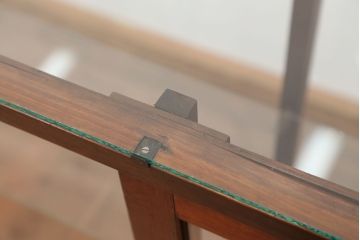アンティーク家具　アンティーク　素敵なデザイン!鉄脚の薄型ガラスケース(飾り棚、ショーケース)
