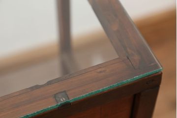 アンティーク家具　アンティーク　素敵なデザイン!鉄脚の薄型ガラスケース(飾り棚、ショーケース)