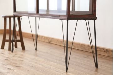 アンティーク家具　アンティーク　素敵なデザイン!鉄脚の薄型ガラスケース(飾り棚、ショーケース)