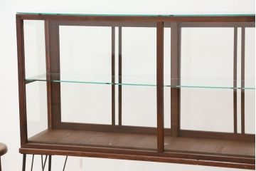 アンティーク家具　アンティーク　素敵なデザイン!鉄脚の薄型ガラスケース(飾り棚、ショーケース)