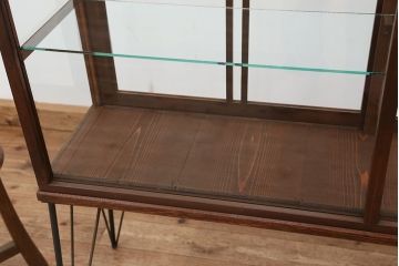 アンティーク家具　アンティーク　素敵なデザイン!鉄脚の薄型ガラスケース(飾り棚、ショーケース)