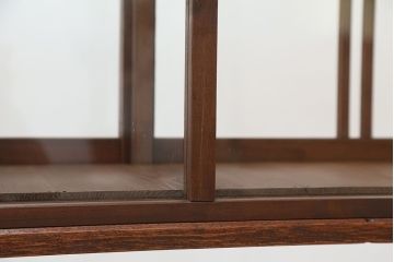アンティーク家具　アンティーク　素敵なデザイン!鉄脚の薄型ガラスケース(飾り棚、ショーケース)