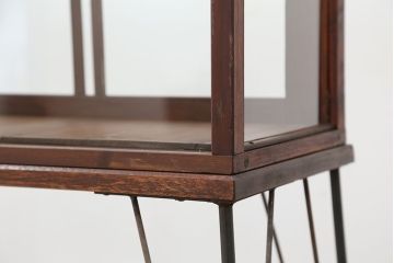 アンティーク家具　アンティーク　素敵なデザイン!鉄脚の薄型ガラスケース(飾り棚、ショーケース)