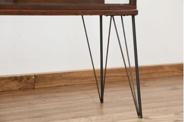 アンティーク家具　アンティーク　素敵なデザイン!鉄脚の薄型ガラスケース(飾り棚、ショーケース)