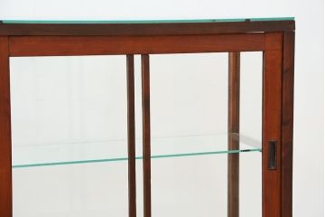 アンティーク家具　アンティーク　素敵なデザイン!鉄脚の薄型ガラスケース(飾り棚、ショーケース)