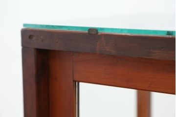 アンティーク家具　アンティーク　素敵なデザイン!鉄脚の薄型ガラスケース(飾り棚、ショーケース)