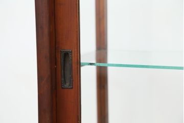 アンティーク家具　アンティーク　素敵なデザイン!鉄脚の薄型ガラスケース(飾り棚、ショーケース)