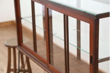 アンティーク家具　アンティーク　素敵なデザイン!鉄脚の薄型ガラスケース(飾り棚、ショーケース)