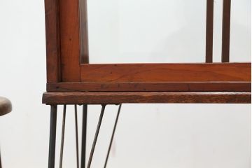 アンティーク家具　アンティーク　素敵なデザイン!鉄脚の薄型ガラスケース(飾り棚、ショーケース)