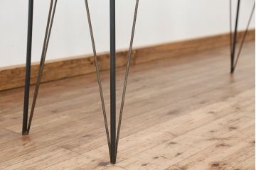 アンティーク家具　アンティーク　素敵なデザイン!鉄脚の薄型ガラスケース(飾り棚、ショーケース)