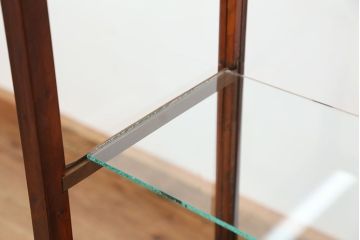 アンティーク家具　アンティーク　素敵なデザイン!鉄脚の薄型ガラスケース(飾り棚、ショーケース)