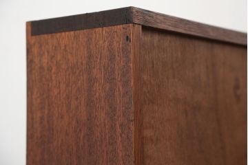 アンティーク家具　★アンティーク　古い木の縦型・薄型本棚(飾り棚)