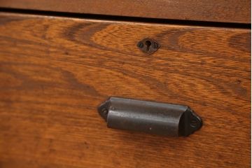 アンティーク家具　アンティーク　素敵なデザイン!古いナラ材の引き出し付き本棚(飾り棚、陳列棚)