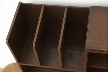 アンティーク家具　アンティーク　可愛いデザイン!古い木の引き出し付き飾り棚(本棚)