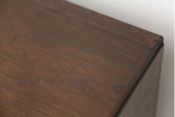 アンティーク家具　アンティーク　可愛いデザイン!古い木の引き出し付き飾り棚(本棚)