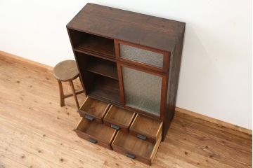 アンティーク家具　アンティーク　古い木の使い込まれたダイヤガラス収納棚(飾り棚・食器棚)
