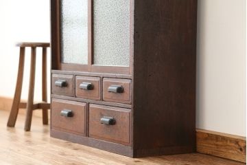 アンティーク家具　アンティーク　古い木の使い込まれたダイヤガラス収納棚(飾り棚・食器棚)