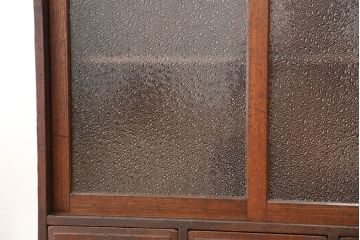 アンティーク家具　アンティーク　古い木の使い込まれたダイヤガラス収納棚(飾り棚・食器棚)