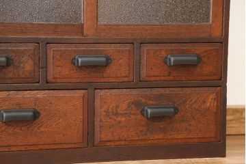 アンティーク家具　アンティーク　古い木の使い込まれたダイヤガラス収納棚(飾り棚・食器棚)