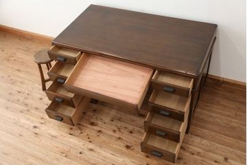 レトロ家具　◇アンティーク　レトロなデザインの重厚な両袖机