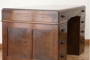 レトロ家具　◇アンティーク　レトロなデザインの重厚な両袖机