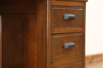 レトロ家具　◇アンティーク　レトロなデザインの重厚な両袖机