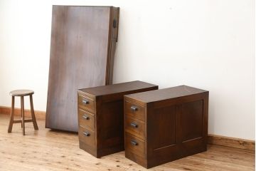 レトロ家具　◇アンティーク　レトロなデザインの重厚な両袖机