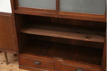 アンティーク家具　アンティーク　可愛いデザイン!古い木のスリガラス入り本箱