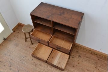 アンティーク家具　アンティーク　古い木のシンプルな引き出し付き飾り棚(収納棚)
