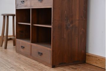 アンティーク家具　アンティーク　古い木のシンプルな引き出し付き飾り棚(収納棚)