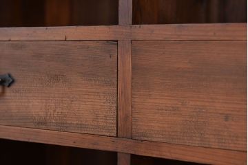アンティーク家具　アンティーク　古い木のシンプルな引き出し付き飾り棚(収納棚)