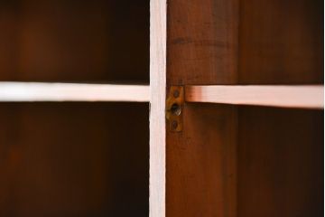 アンティーク家具　アンティーク　古い木の引き出し付き飾り棚(チェスト)