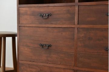 アンティーク家具　アンティーク　古い木の引き出し付き飾り棚(チェスト)