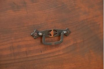 アンティーク家具　アンティーク　古い木の引き出し付き飾り棚(チェスト)