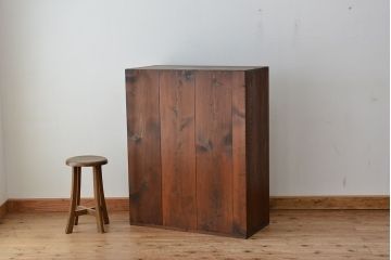 アンティーク家具　アンティーク　古い木の引き出し付き飾り棚(チェスト)